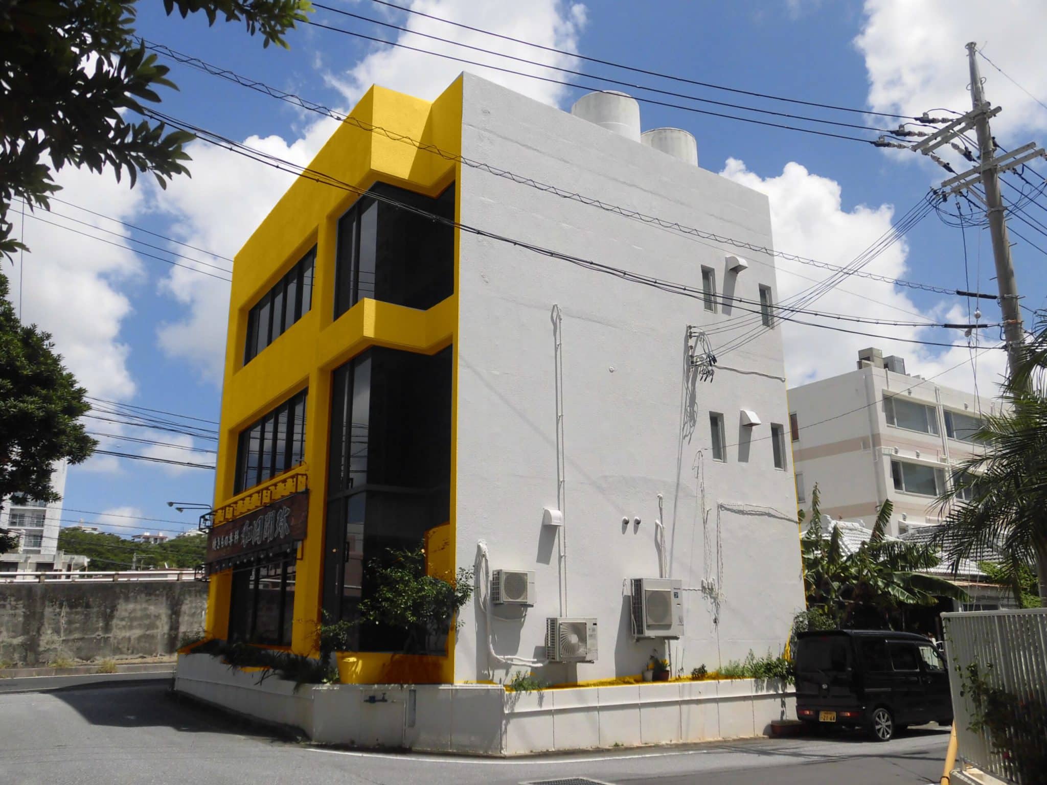 黄色い外壁の住宅