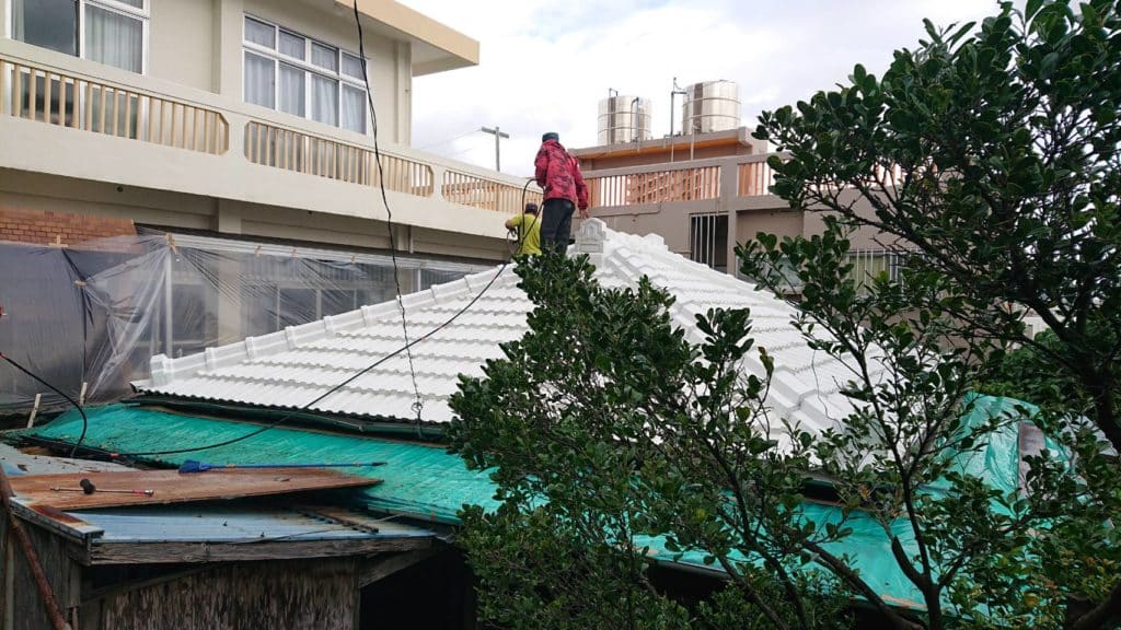 瓦屋根を洗浄している職人