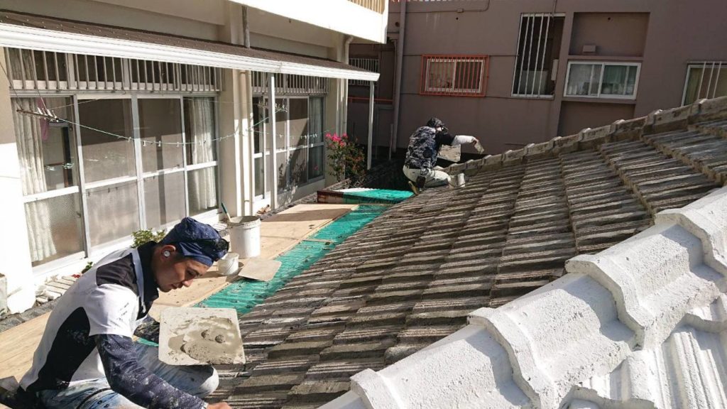 瓦屋根の補修をしている職人