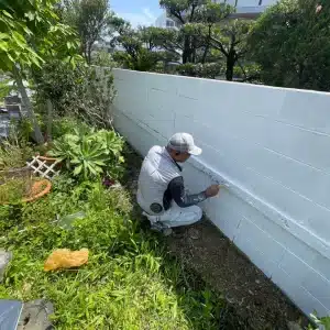 ブロック塀塗装中